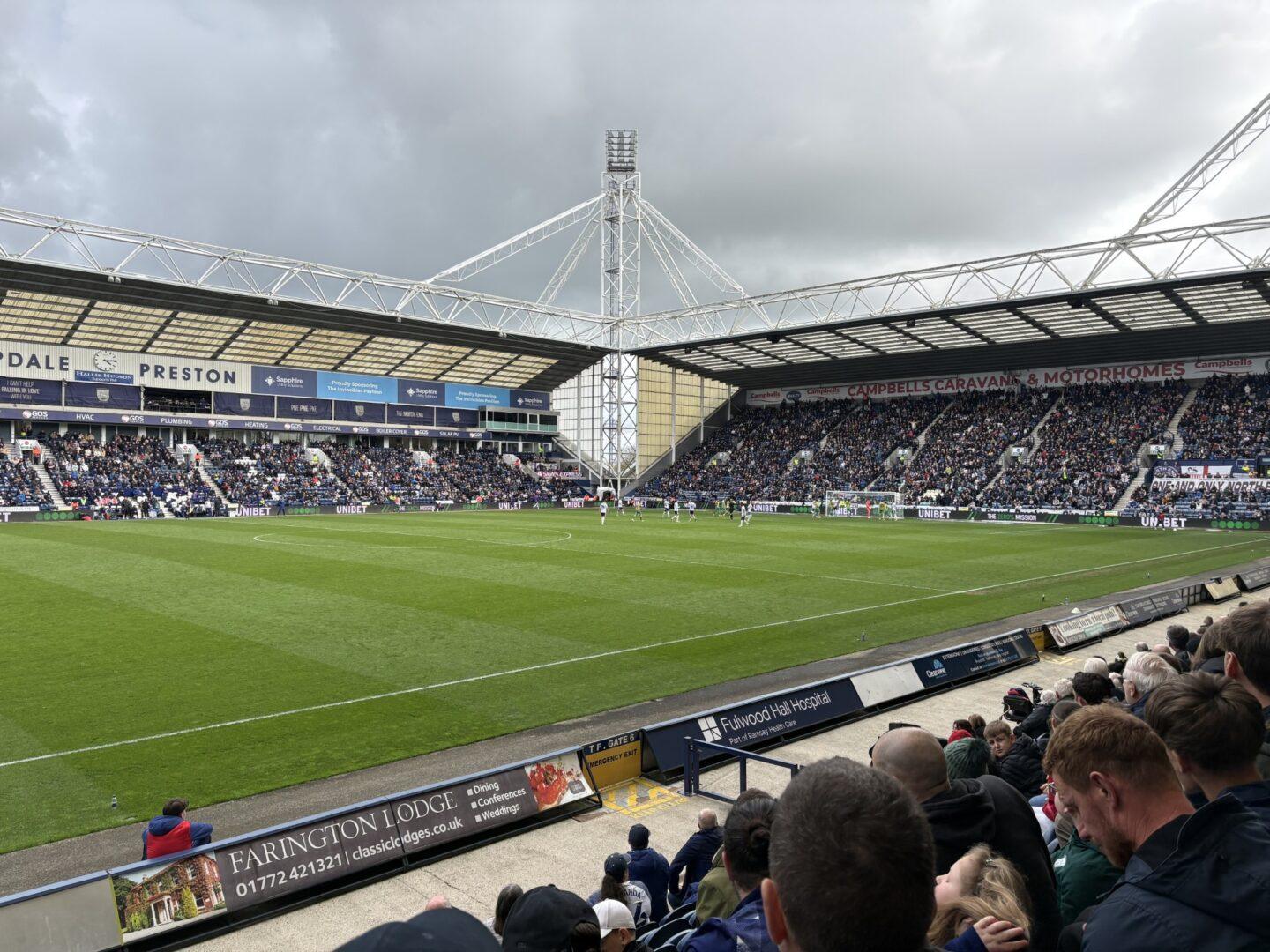Stadion Deepdale podczas meczu lokalnej drużyny, czyli Preston North End