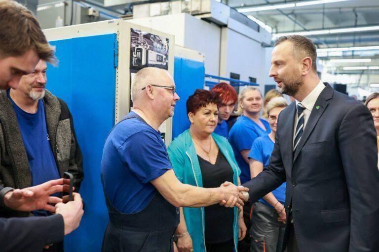 Minister obrony narodowej Władysław Kosiniak-Kamysz (z prawej) z pracownikami Bydgoskich Zakładów Elektr