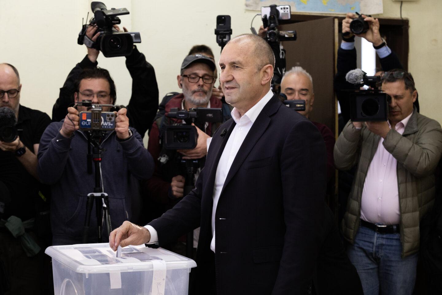 Rumen Radew, były prezydent Bułgarii i obecny lider Postępowej Partii Bułgarii, oddaje głos w lokalu wyborczym podczas przedterminowych wyborów parlamentarnych w Sofii.