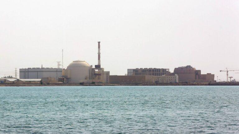 Widok na elektrownię jądrową w Buszechrze