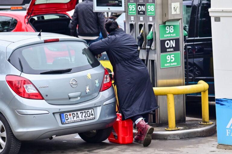 Niemiecki samochód na stacji benzynowej w Świnoujściu