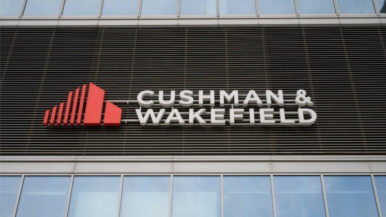 Logo Cushman & Wakefield na budynku w Warszawie