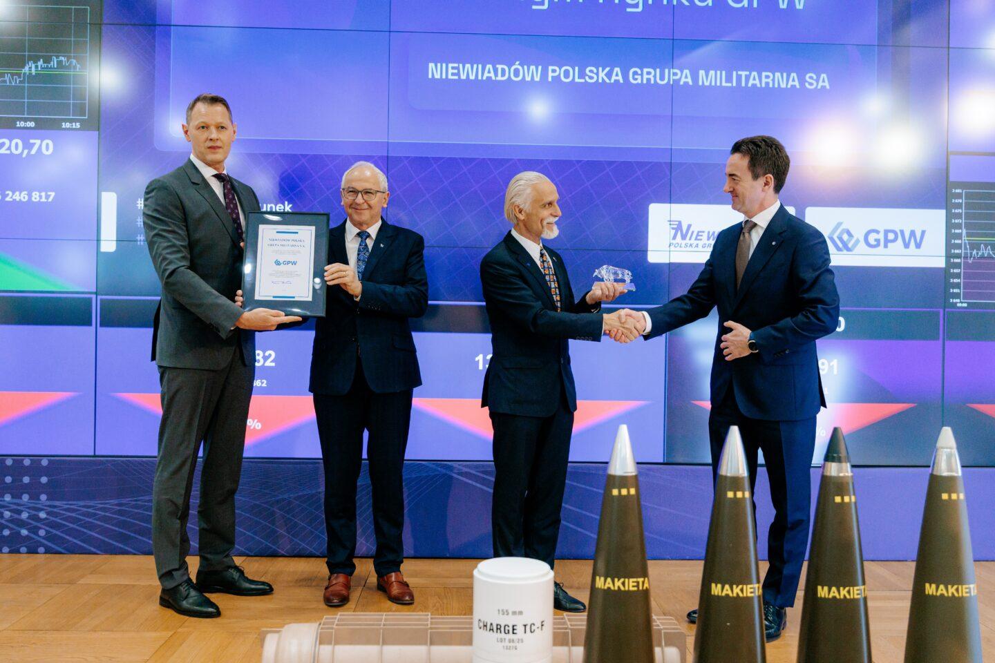 Debiut Niewiadowa na "dużym parkeicie" GPW.Od lewej: Radomir Woźniak, Wiceprezes Zarządu Niewiadów Polska Grupa Militarna S.A. Zygmunt Spychała, Wiceprezes Zarządu Niewiadów Polska Grupa Militarna S.A. Adam Januszko, Prezes Zarządu Niewiadów Polska Grupa Militarna S.A. Tomasz Bardziłowski, Prezes Zarządu Giełdy Papierów Wartościowych Fot. A.Rejman
