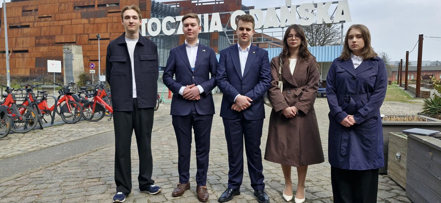 Młodzieżowi aktywiści: Paweł Mrozek, Aleksander Montana, Oskar Stabno, Mai Lan Nguyen, Iga Drzewiecka