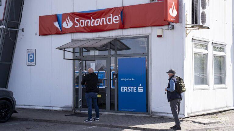 Rebranding Santandera na Erste w jednym z oddziałów banku w Warszawie