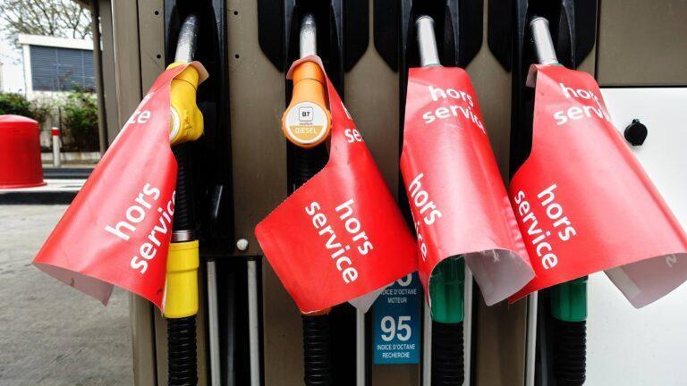 Informacja o braku paliwa na jednej ze stacji w Paryżu