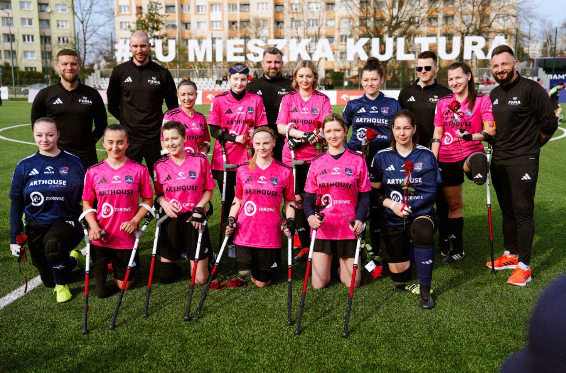 Piłkarki drużyny FFK Furia Warszawa wraz ze sztabem szkoleniowym