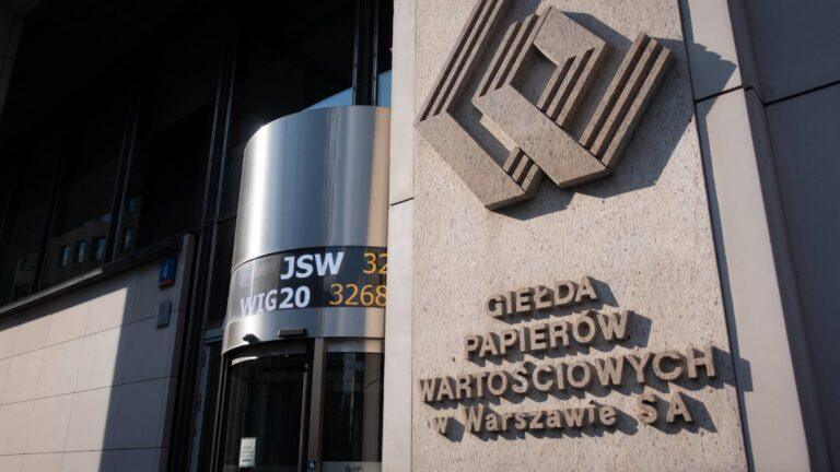 Wejście do budynku Giełdy Papierów Wartościowych w Warszawie