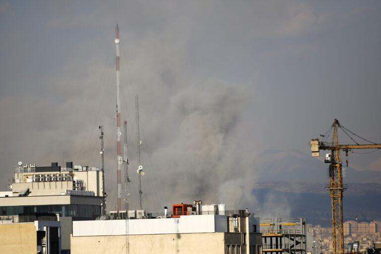 Kłęby dymu na Teheranem po ataku z powietrza