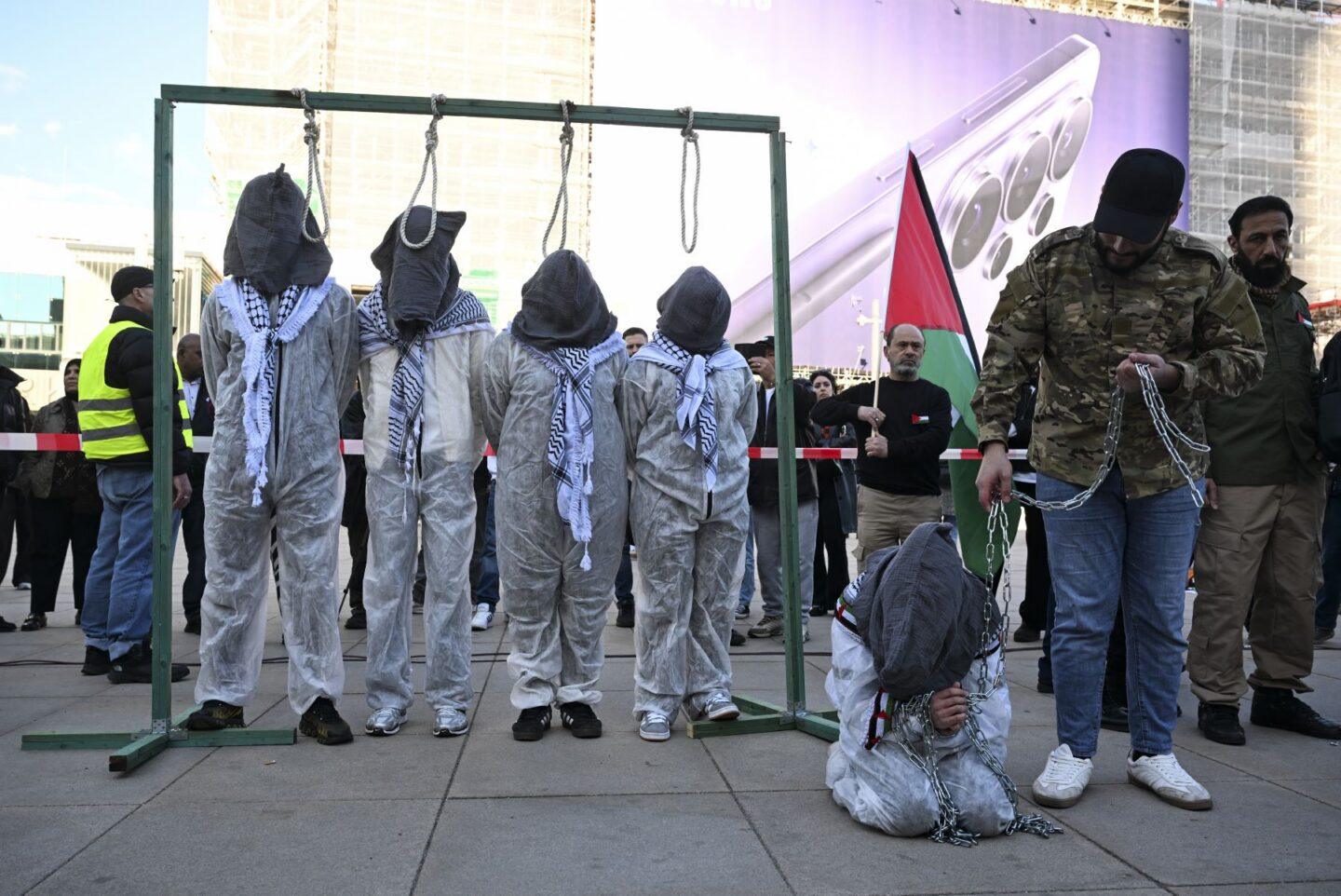 Protest przeciwko proponowanemu prawu wprowadzającemu karę śmierci wobec palestyńskich więźniów w Izraelu, który odbył się 8 kwietnia 2026 roku w Berlinie, w Niemczech. Dziesiątki demonstrantów zgromadziły się na Alexanderplatz, aby zaprotestować przeciwko zamknięciu meczetu Al-Aksa oraz kontrowersyjnej ustawie. Podczas demonstracji uczestnicy odegrali symboliczną scenę przedstawiającą palestyńskich więźniów prowadzonych na szubienicę.