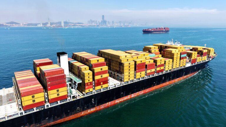 Statek kargo wypływa na otwarte morze z portu Qingdao