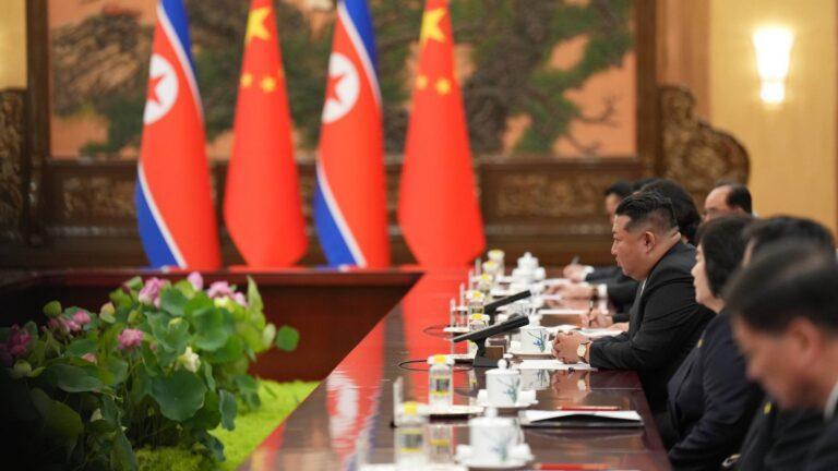 Koreański dyktator Kim (z prawej w środku) w trakcie rozmowy z Xi Jinpingiem