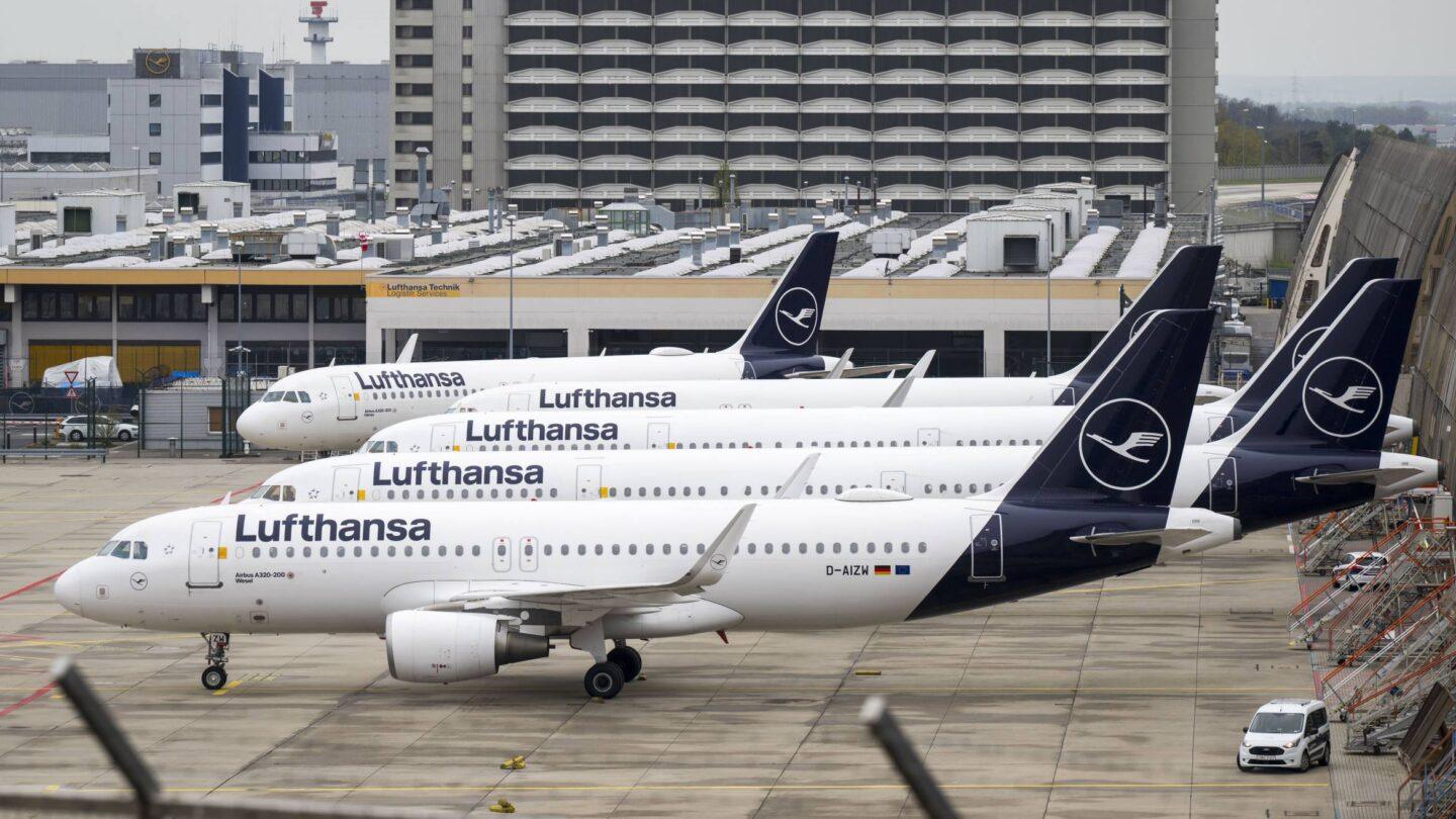 Samoloty Lufthansy na lotnisku we Frankfurcie