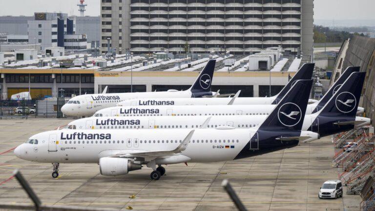 Samoloty Lufthansy na lotnisku we Frankfurcie
