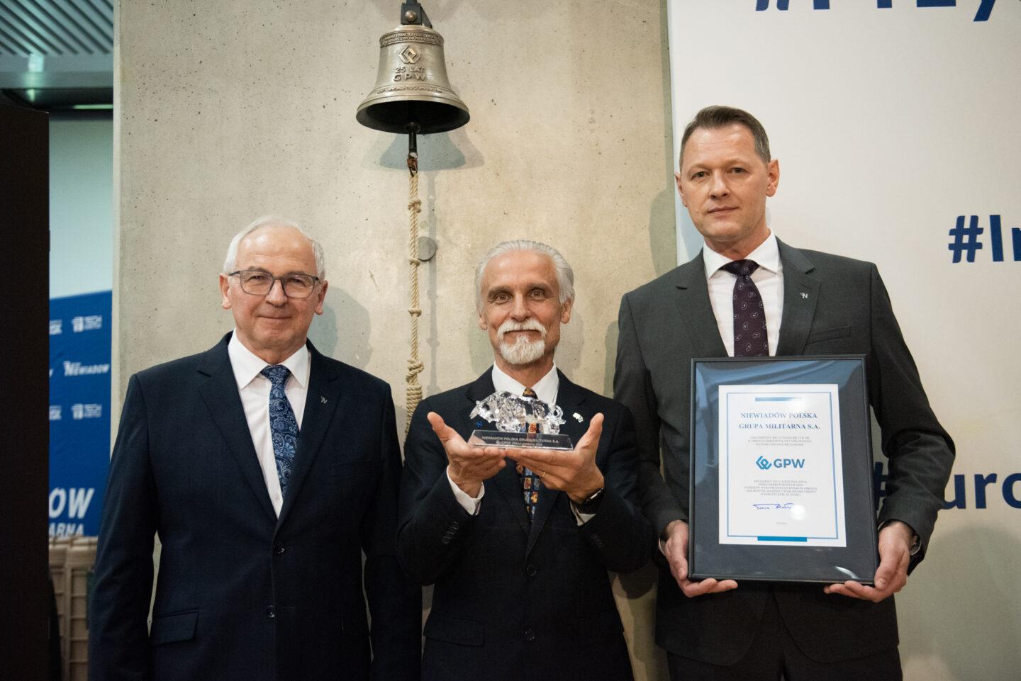 Debiut Niewiadów Polska Grupa Militarna S.A na dużym parkiecie GPW. W środku: prezes Adam Januszko. Fot. mat. prasowe.