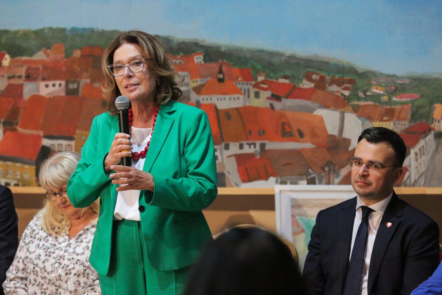 Marszałek Senatu Małgorzata Kidawa-Błońska i wiceminister kultury i dziedzictwa narodowego Maciej Wróbel