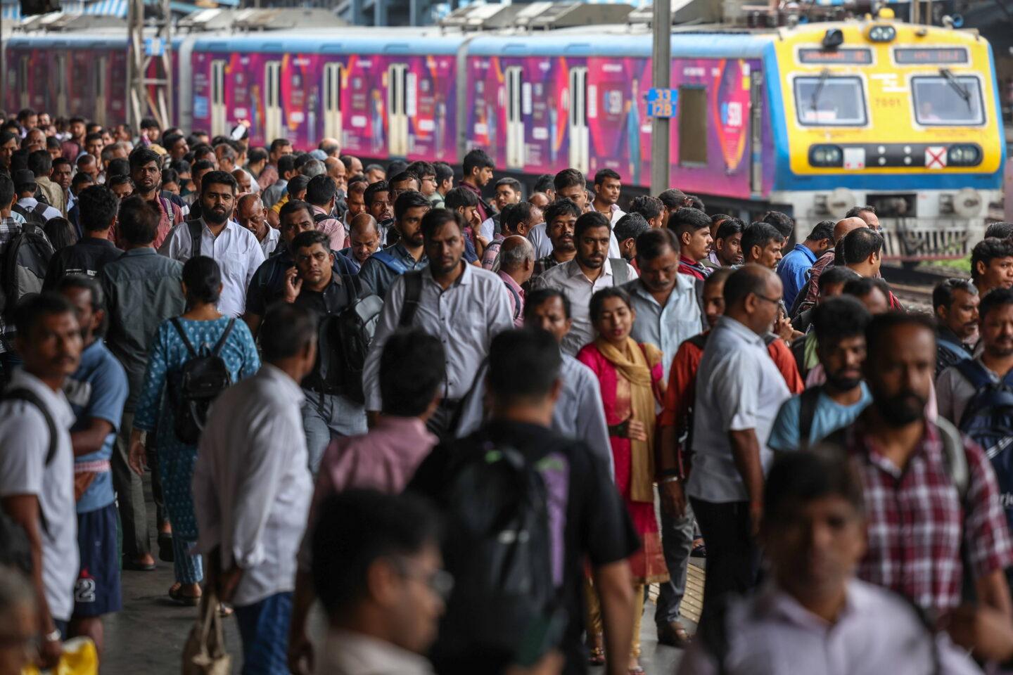 Tłum podróżnych na peronie stacji kolejowej w Mumbaju