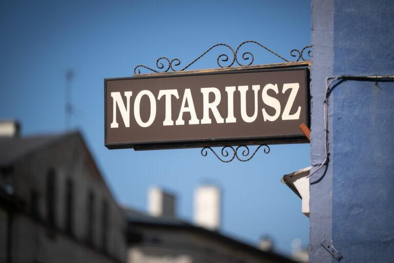 tabliczka z napisem Notariusz