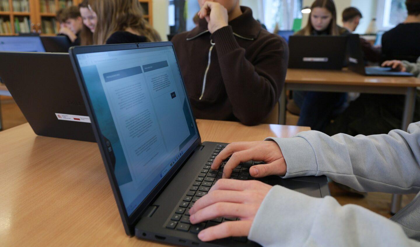 Licealiści z laptopami