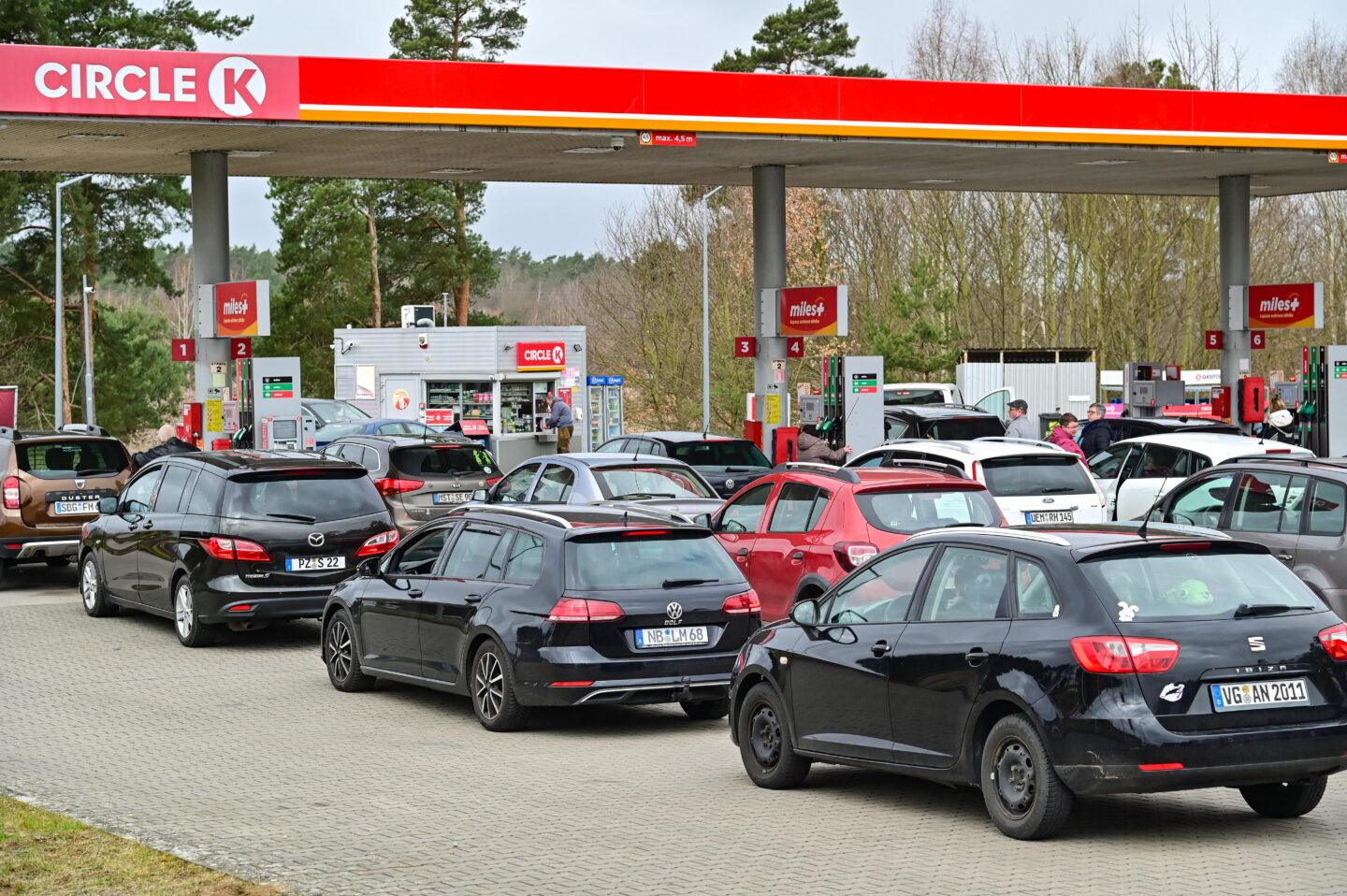 Kolejka samochodów na niemieckich numerach na jednej z przygranicznych stacji benzynowych w Lubieszynie.