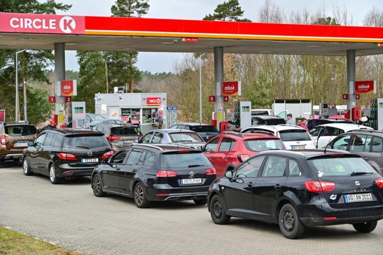 Kolejka samochodów na niemieckich numerach na jednej z przygranicznych stacji benzynowych w Lubieszynie.