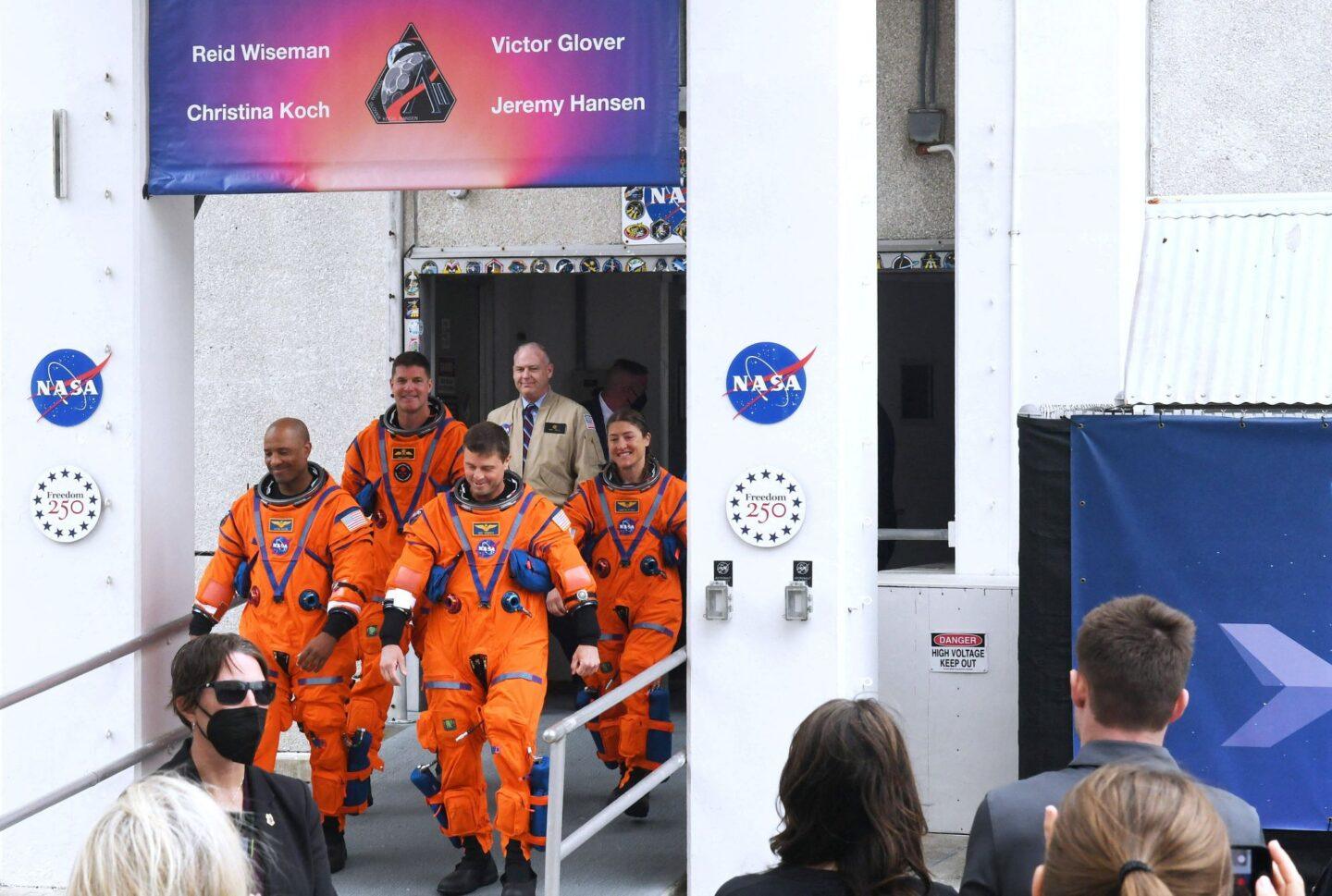 Astronauci misji Artemis II – Victor Glover, Reid Wiseman, Christina Koch (NASA) oraz Jeremy Hansen (CSA) – wychodzą z budynku Neil A. Armstrong Operations and Checkout w Kennedy Space Center w Cape Canaveral, Floryda, 1 kwietnia 2026 roku, przed startem rakiety SLS.