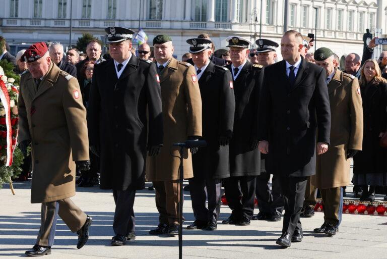 Prezydent Karol Nawrocki wraz z dowódcami Wojska Polskiego i innymi przedstawicielami państwa w trakcie obchodów 16. rocznicy katastrofy smoleńskiej