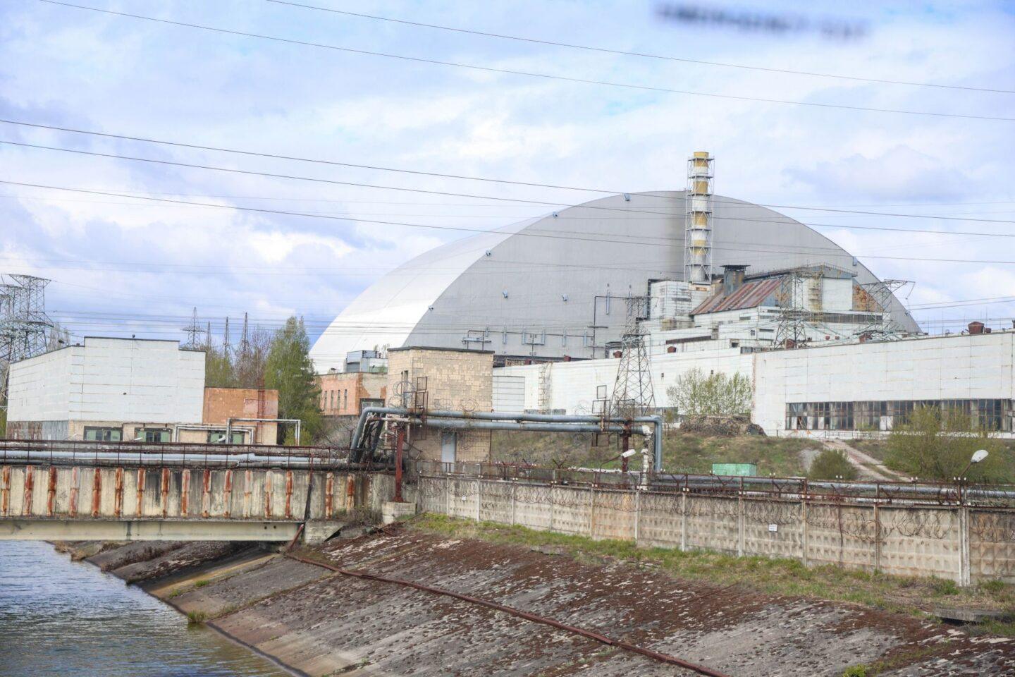 Czarnobyl, Ukraina, 23.04.2026. 40. rocznica katastrofy w Czarnobylskiej Elektrowni Jądrowej. Nowa, bezpieczna kopuła nad czwartym blokiem energetycznym Czarnobylskiej Elektrowni Jądrowej, 23 bm. Do wybuchu w elektrowni atomowej w Czarnobylu doszło w nocy z 25 na 26 kwietnia 1986 r. Była to największa katastrofa w historii energetyki jądrowej. Skażeniu uległ obszar co najmniej 120 tys. km kwadratowych. Po awarii podjęto decyzję o ewakuacji pobliskiej Prypeci, a w kolejnych dniach ewakuacja objęła obszar w promieniu 30 km od elektrowni, który do dzisiaj pozostaje strefą zamkniętą