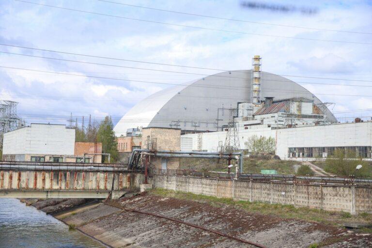 Czarnobyl, Ukraina, 23.04.2026. 40. rocznica katastrofy w Czarnobylskiej Elektrowni Jądrowej. Nowa, bezpieczna kopuła nad czwartym blokiem energetycznym Czarnobylskiej Elektrowni Jądrowej, 23 bm. Do wybuchu w elektrowni atomowej w Czarnobylu doszło w nocy z 25 na 26 kwietnia 1986 r. Była to największa katastrofa w historii energetyki jądrowej. Skażeniu uległ obszar co najmniej 120 tys. km kwadratowych. Po awarii podjęto decyzję o ewakuacji pobliskiej Prypeci, a w kolejnych dniach ewakuacja objęła obszar w promieniu 30 km od elektrowni, który do dzisiaj pozostaje strefą zamkniętą