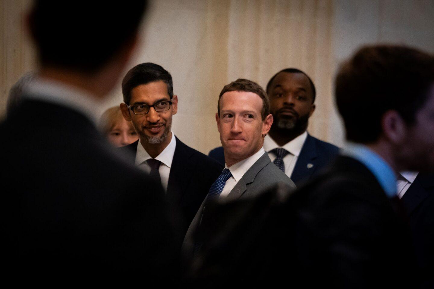 Sundar Pichai, Google (z lewej) i Mark Zuckerberg, Meta w czasie zaprzysiężenia Donalda Trumpa na prezydenta USA. Firmy technologiczne prowadzą prawdziwy wyścig zbrojeń