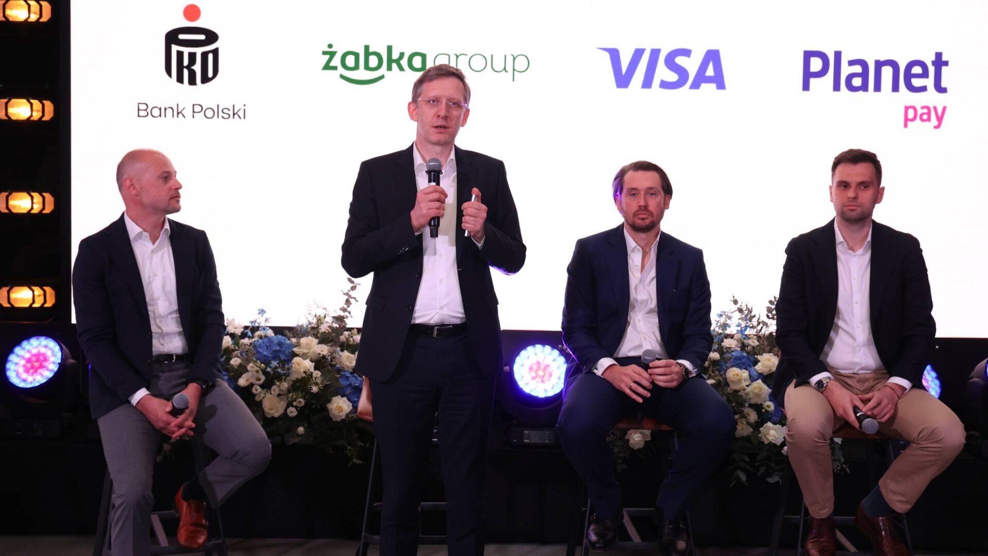 Od lewej: dyrektor generalny Visy w Polsce Mateusz Oleksy, wiceprezes PKO Banku Polskiego Tomasz Pol, dyrektor zarządzający Żabka Future Wojciech Krok, wiceprezes zarządu Planet Pay Bartosz Borowski