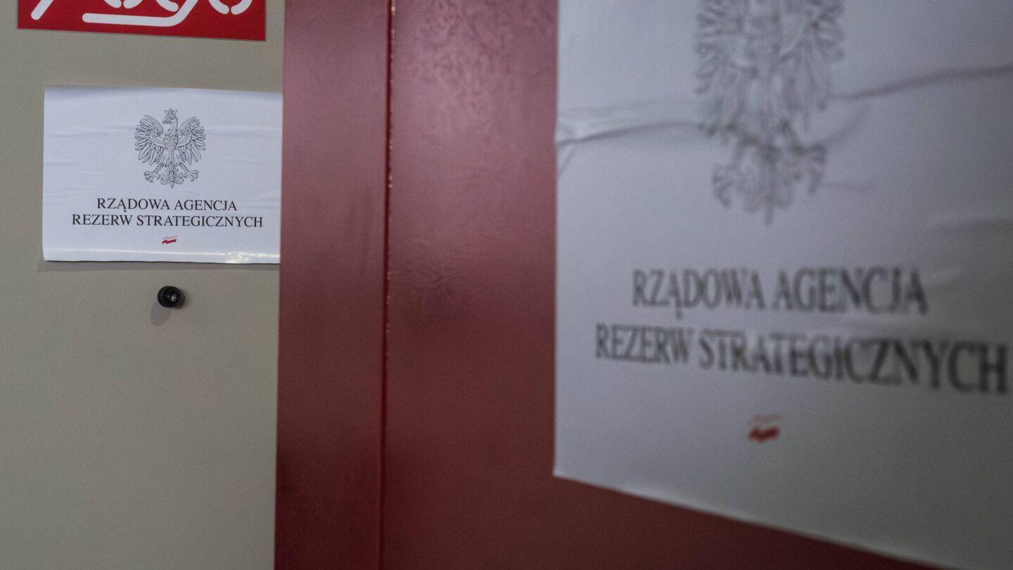 Kartka z wydrukowanym napisem Rządowa Agencja Rezerw Strategicznych