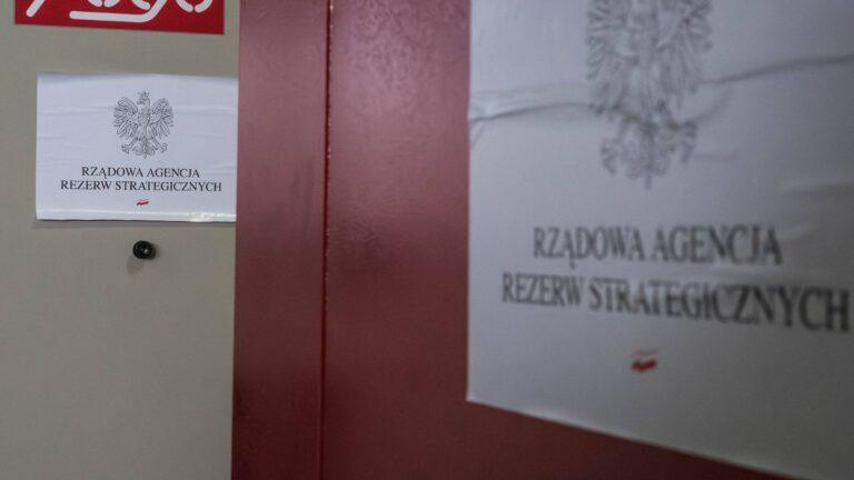 Kartka z wydrukowanym napisem Rządowa Agencja Rezerw Strategicznych