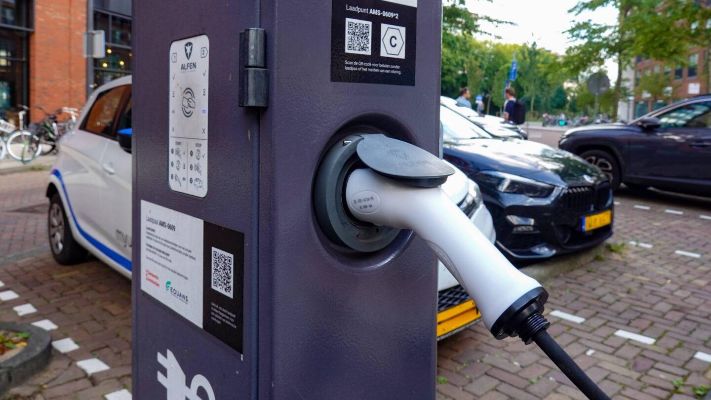 Stacja ładowania samochodów elektrycznych w Amsterdamie