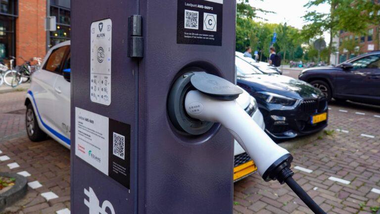 Stacja ładowania samochodów elektrycznych w Amsterdamie