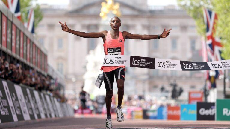 Sebastian Sawe przebiega przez linię mety Maratonu Londyńskiego