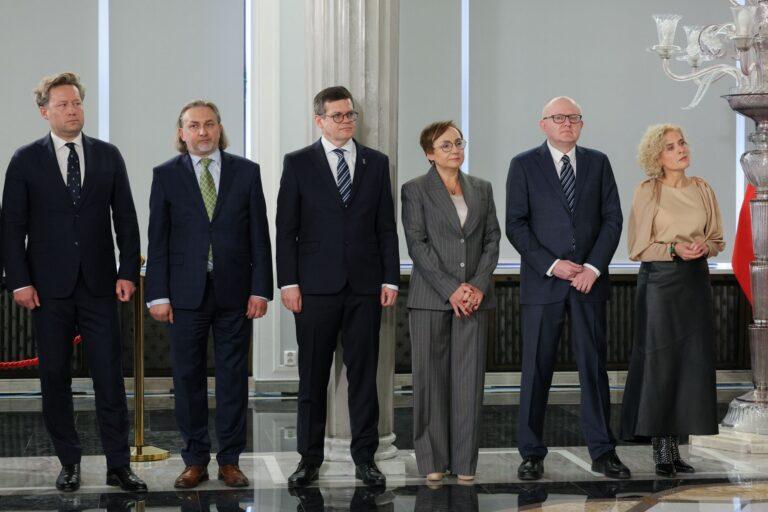 Maciej Taborowski, Dariusz Szostek, Krystian Markiewicz, Anna Korwin-Piotrowska, Marcin Dziurda i Magdalena Bentkowska podczas ślubowania w Sejmie