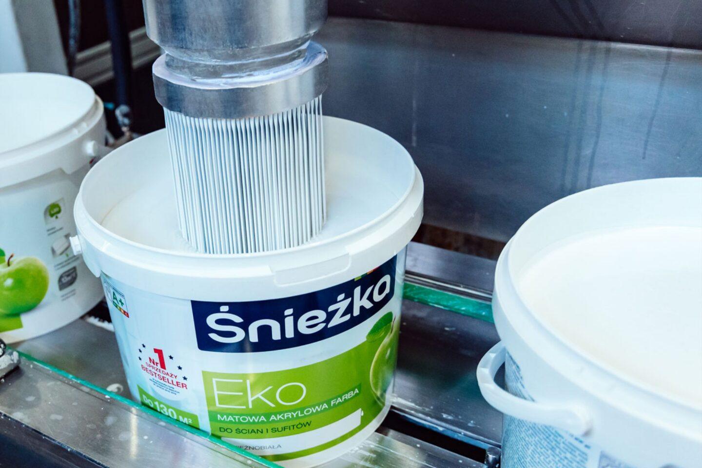 Linia produkcyjna w Fabryce Farb i Lakierów Śnieżki.