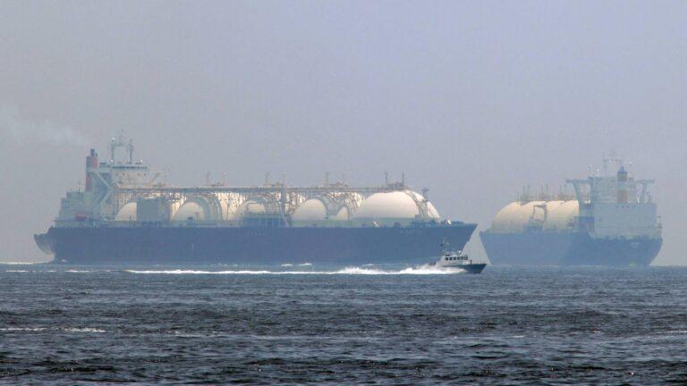 Tankowce do przewozu LNG w pobliżu Jokohamy