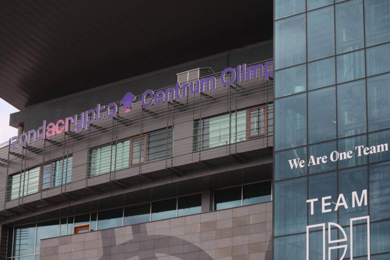 Logo Zondacrypto na Centrum Olimpijskim w Warszawie,