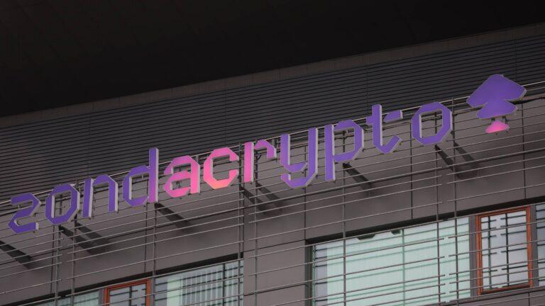 Logo Zondacrypto na budynku siedziby Zondacrypto w Centrum Olimpijskim