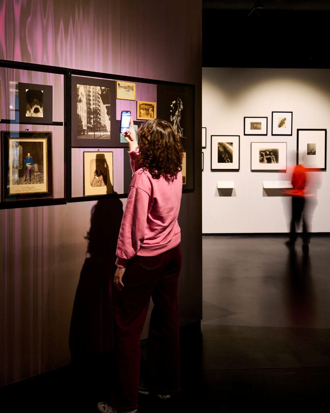 Wystawa „Monochrom. Wszystkie kolory tęczy“ w MuFo (Muzeum Fotografii)