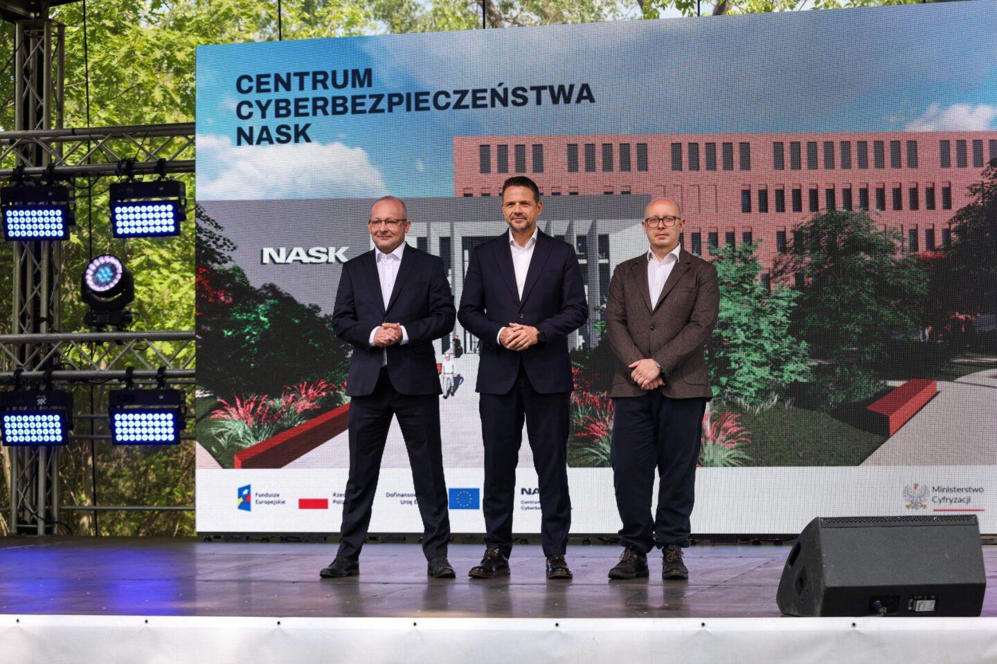 . Prezydent m.st. Warszawy Rafał Trzaskowski (C), dyrektor NASK-BIB dr inż. Radosław Nielek (P) i wiceminister cyfryzacji Paweł Olszewski (L)
