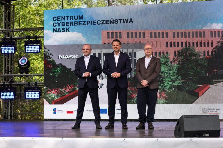 . Prezydent m.st. Warszawy Rafał Trzaskowski (C), dyrektor NASK-BIB dr inż. Radosław Nielek (P) i wiceminister cyfryzacji Paweł Olszewski (L)