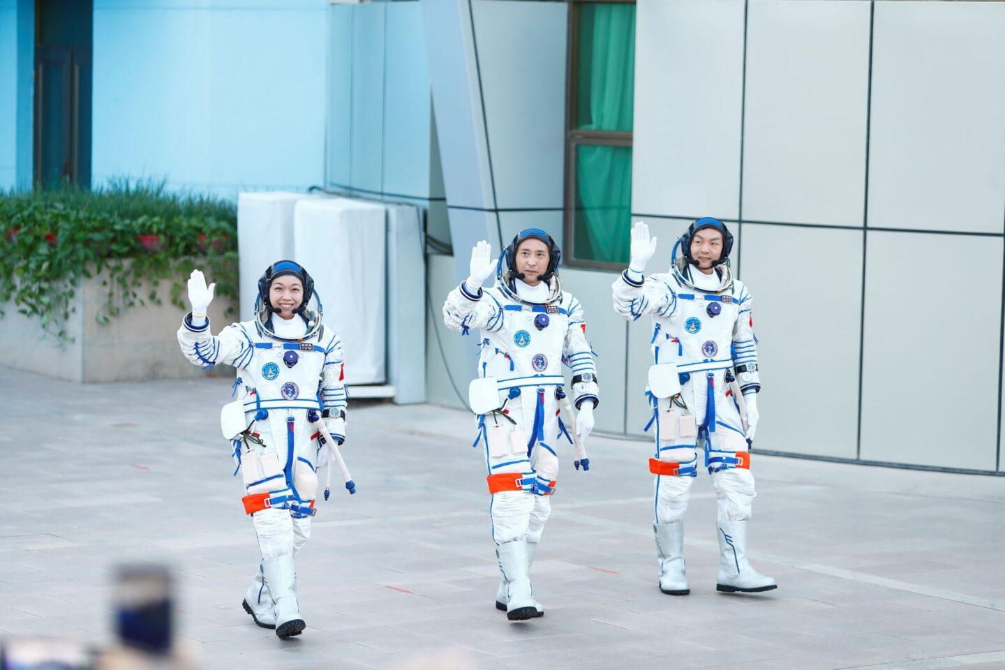 Chińscy astronauci rozpoczynający misję kosmiczną