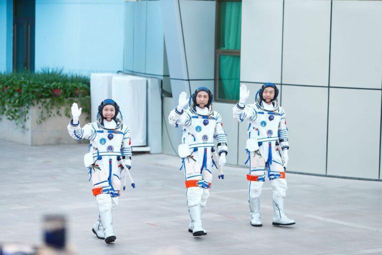 Chińscy astronauci rozpoczynający misję kosmiczną