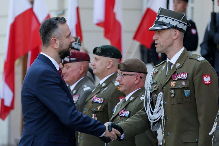 Gen. bryg. Mariusz Chmielewski (po prawej) i wicepremier, minister obrony narodowej Władysław Kosiniak-Kamysz (po lewej) podczas uroczystości wręczenia odznaczeń i wyróżnień żołnierzom, 13 sierpnia 2025 r.w ramach obchodów święta Wojska Polskiego