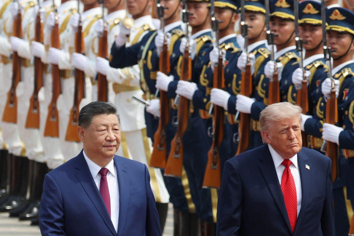 Donald Trump i Xi Jinping przed żołnierzami chińskiej kompanii reprezentacyjnej