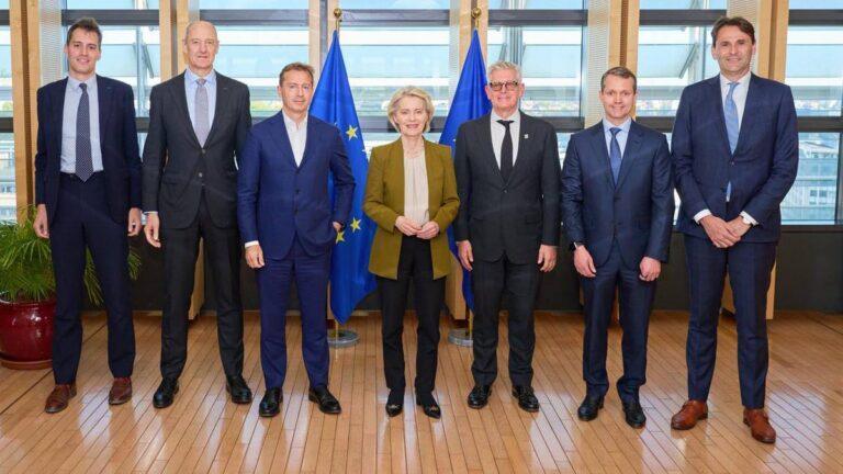 Od lewej: Arthur Mensch (Mistral), Roland Busch (Siemens), Guillaume Faury (Airbus), szefow KE Ursula von der Leyen, Börje Ekholm (Ericsson), Justin Hotard (Nokia), Christophe Fouquet (ASML)