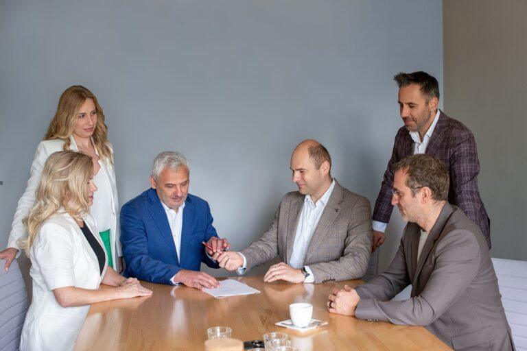 Od lewej: Justyna Sosnowska-Jagura (współwłaścicielka Designers), Anna Jagura-Szczyglak (pełnomocniczka Designers), Andrzej Jagura (współwłaściciel i dotychczasowy prezes Designers), Sławomir Hemerling-Kowalczyk (współwłaściciel GIAP, obejmujący funkcję prezesa Designers), Łukasz Bobeł (doradca prawny GIAP), Tomasz Maćkowiak (inwestor, współwłaściciel GIAP)